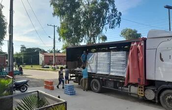 Un camión transportador de bebidas descarga la esperada y añorada cerveza en Fuerte Olimpo.