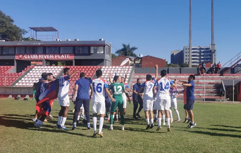 Festejo de los jugadores de Cerro Porteño tras conseguir el título en la reserva