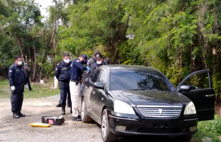 Efectivos de la Policía Nacional y agentes del Ministerio Público registran el interior del automóvil en el que fue asesinada Celsa María Chávez (36), en la mañana del 13 de agosto último.