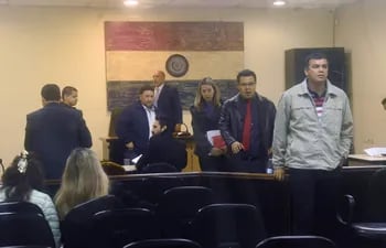 Francisco Torres (der) y demás acusados con sus abogados se retiran al  término de la audiencia preliminar.