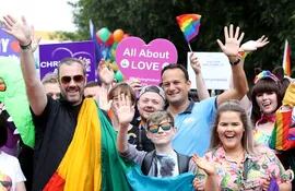 La parada del orgullo en Belfast, Irlanda del Norte. Lesbian, Gay, Bisexual and Transgender (LGBT) community and supporters as they take part in the Belfast Pride Parade 2019 in Belfast, Northern Ireland on August 3, 2019. - Northern Ireland's LGBT community take to the streets of Belfast in Pride celebrations buoyed by the promise that same-sex marriage rights will soon be extended to the province. (Photo by Paul Faith / AFP)