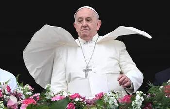 El viento levanta la mantilla del papa Francisco durante su mensaje 'Urbi et Orbi' de Pascuas, en la plaza de San Pedro en el Vaticano.