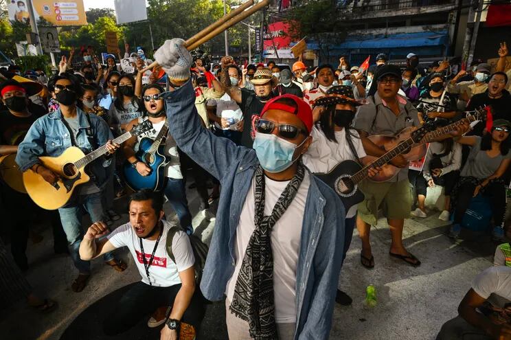 Músicos protestan contra el golpe militar este jueves en Rangún, Birmania.