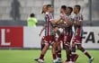 Jugadores de Fluminense celebran un gol hoy, en un partido de la fase de grupos de la Copa Libertadores entre Sporting Cristal y Fluminense en el estadio Nacional en Lima (Perú).