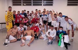 La foto grupal en la que se le puede ver a Bareiro con el 20 en el pecho, tras el triunfo por 2-0 ante Chile.