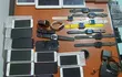 Los celulares y otros objetos informáticos que fueron incautados de un local comercial que está instalado en el Mercado 4.