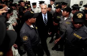el-expresidente-de-guatemala-otto-perez-molina-c-es-enviado-a-prision-preventiva-a-la-espera-de-un-juicio-efe-201030000000-1374775.jpg