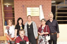 Familiares del Dr. Aníbal Espínola Fernández participaron hoy del descubrimiento de placa en el Hospital de San Ignacio.