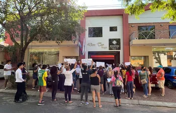 Protesta frente a Fiscalía de Itauguá exigiendo justicia para la bombera víctima de supuesto abuso sexual. (Gentileza).