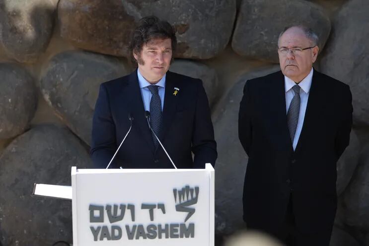 El presidente argentino Javier Milei (L) pronuncia un discurso junto al presidente de Yad Vashem, Dani Dayan (R), en el Salón del Recuerdo del museo conmemorativo del Holocausto de Yad Vashem en Jerusalén, 07 de febrero 2024.