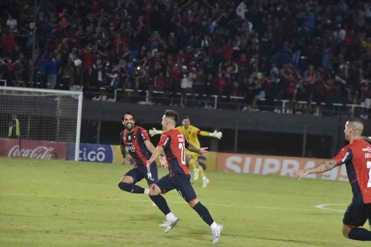 Cerro goleó a Olimpia en el Defensores y sigue peleando por el Apertura