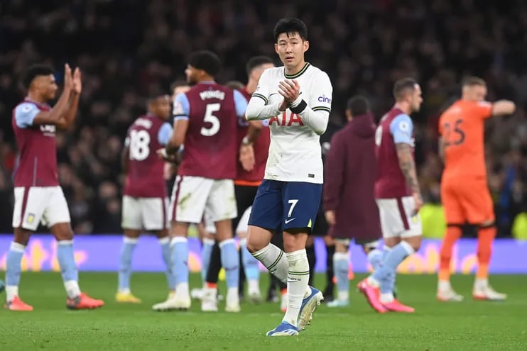 Son Heung-Min de Tottenham reacciona después del partido de fútbol de la Premier League inglesa entre Tottenham Hotspur y Aston Villa en Londres, Gran Bretaña, el 1 de enero de 2023.