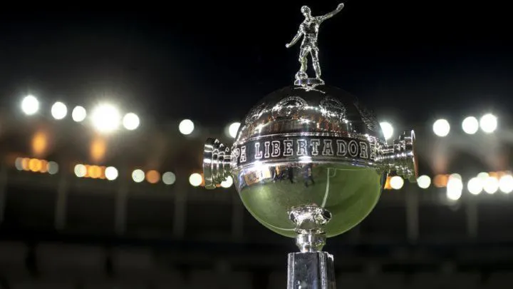 Parte superior del trofeo de la Copa Libertadores, el certamen de clubes más importante del continente sudamericano.