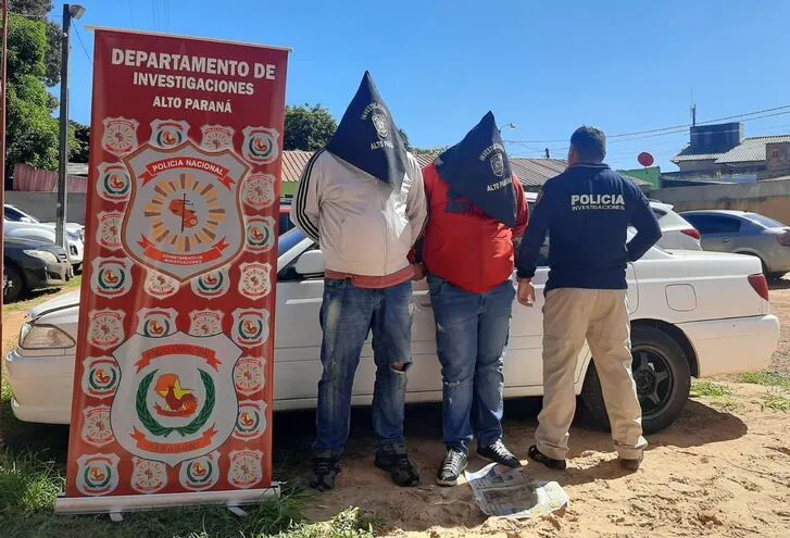 Los detenidos por el intento de hurto de vehículo en la base de Investigaciones de Alto Paraná.