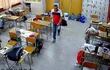 El maleante se pasea por el aula y recoge los celulares en el Colegio Técnico  Vocacional  Carlos Antonio López.