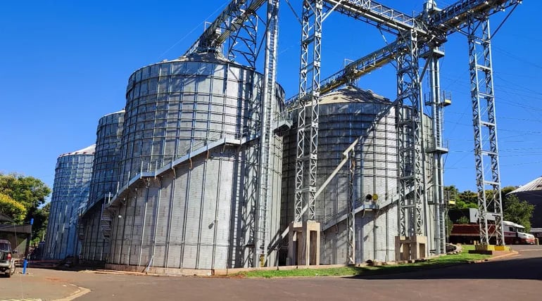 La Cooperativa Colonias Unidas está ampliando sus instalaciones,  con el objetivo de aumentar su capacidad de almacenamiento de granos en los silos de su industria de balanceados.