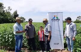 Productores beneficiados por el proyecto DIAFPA, que financia Itaipú.