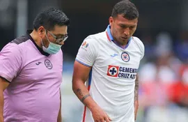 Juan Escobar, saliendo lesionado en el último partido ante Querétaro.