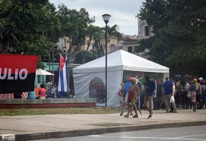 Personas caminan por la avenida 23 luego de varias protestas durante la jornada, en La Habana (Cuba). El Gobierno cubano logró ayer  sofocar casi por completo la protesta promovida por la disidencia con un fuerte dispositivo policial en las principales ciudades, mítines de repudio, detenciones de opositores y bloqueos en las casas de activistas y periodistas independientes. EFE