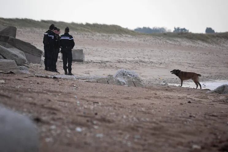 Una patrulla de Francia halla unas dos toneladas de cocaína traídas por la oleada marina en las playas francesas. (AFP)