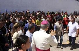 el-arzobispo-edmundo-valenzuela-recorre-el-interior-de-la-carcel-y-saluda-y-bendice-a-los-reos--185350000000-1431140.jpg