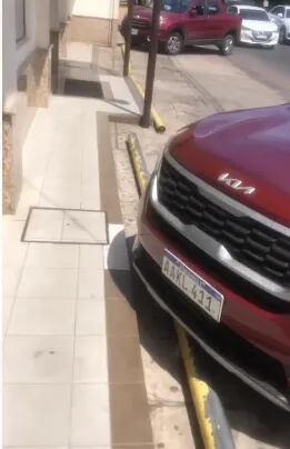 Imagen compartida por la bombera afectada para mostrar el estacionamiento frente a la confitería, donde según la misma se encontraba su vehículo al momento de ser multado: