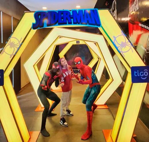 Los asistentes al evento fueron recibidos por dos Spiderman, quienes les dieron la bienvenida.