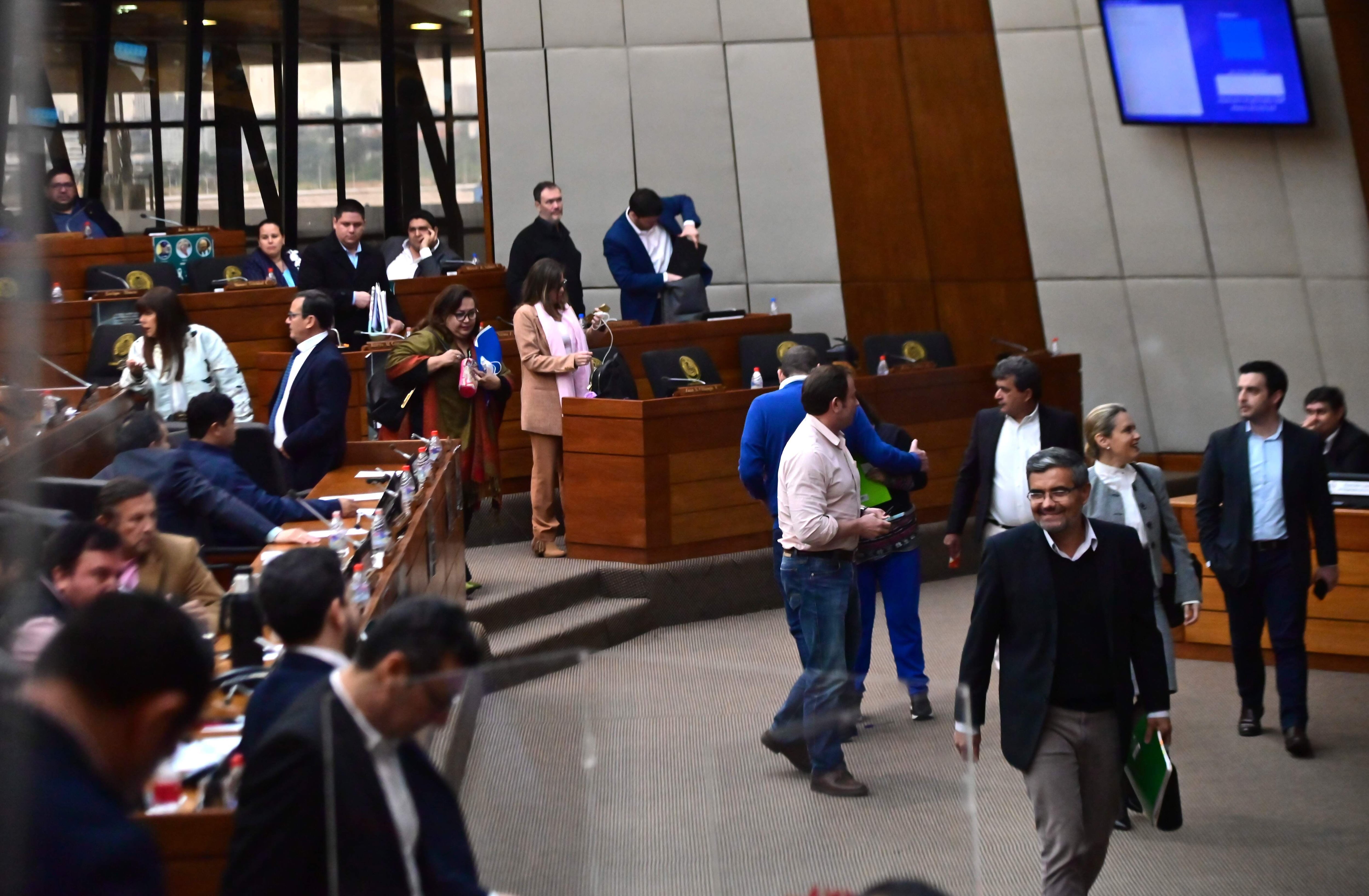 Diputados opositores, impulsores del juicio político contra la fiscal general del Estado, Sandra Quiñónez, intentaron dejar sin quorum la sesión. Mientras otro grupo de 18 diputados permanecían en sus bancas facilitando el archivo. 