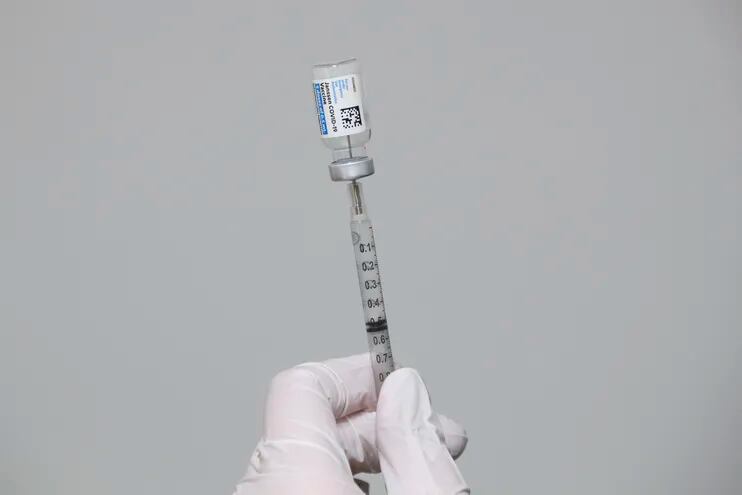 En esta foto de archivo, una jeringa está llena con una dosis de la vacuna Johnson & Johnson.