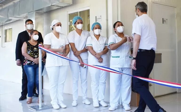 El 30 de diciembre, el presidente Mario Abdo saludaba a los enfermeros, que ahora esperan cobrar lo prometido.