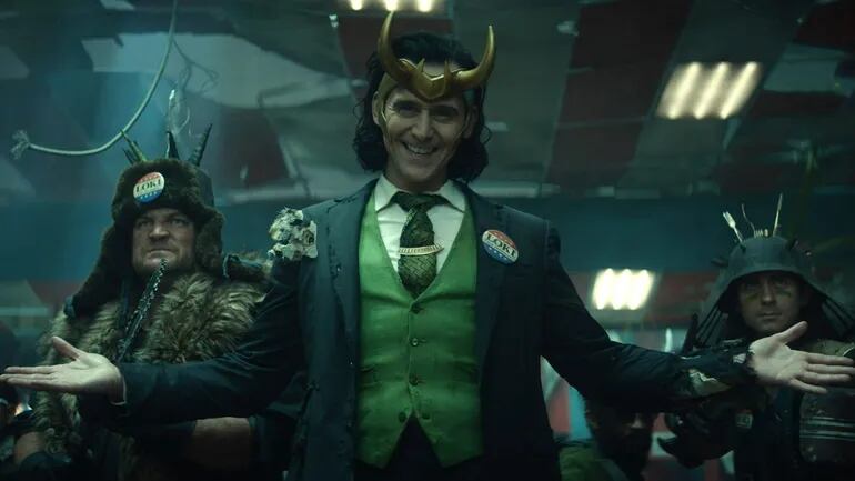 Tom Hiddleston (c) como Loki y Wunmi Mosaku (d) como Hunter B-15, durante una escena de la película "Loki" que se estrena en Disney+.