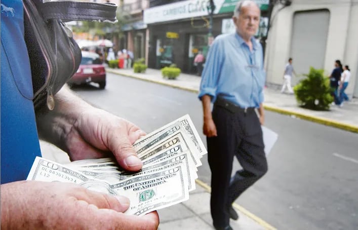 Advierten que se mueven millonarias sumas de dinero en dólares efectivo a través de cambistas en las calles