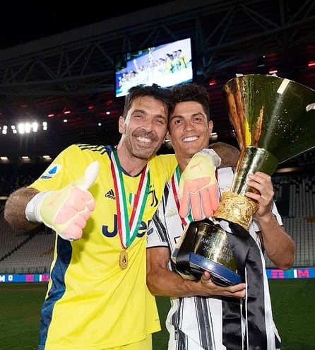 Gianluigi Buffon y Cristiano Ronaldo, con el trofeo de campeón.
