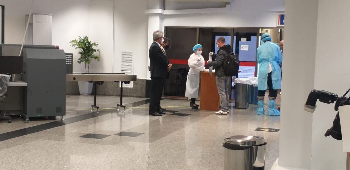 Control sanitario en el Aeropuerto Silvio Pettirosi tras llegada del primer vuelo burbuja desde Uruguay.