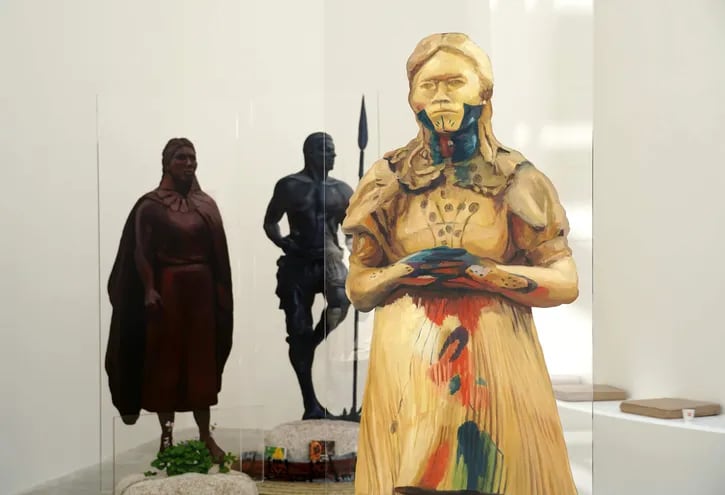 La instalación "Pinacoteca Migrante", de la artista peruana Sandra Gramarra Heshiki, que se exhibe en el pabellón español de la Bienal de Venecia, que fue inaugurada hoy.