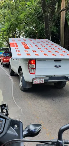 Una camioneta de la Municipalidad de Asunción con un cartel de la campaña electoral del intendente Óscar Rodríguez, este miércoles en la capital.