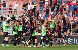 Jugadores del Bologna, incluido Santander, festejaron con la hinchada el triunfo de este día.