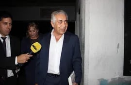 José Sánchez Tillería, exdirector técnico de Itaipú a su salida de sede fiscal tras una prolongada declaración.