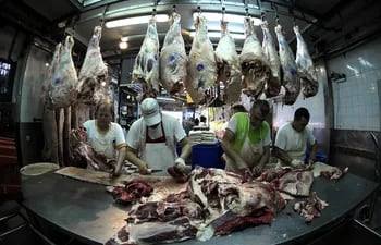 Trabajadores de una carnicería en Buenos Aires. Productores de carne argentinos responden con un paro a suspensión de  exportaciones. (JUAN MABROMATA / AFP)
