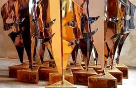 Estatuillas de los premios Edda de los Ríos al teatro en Asunción, que se entregarán el próximo 8 de septiembre.
