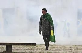 Un partidario del expresidente brasileño Jair Bolsonaro durante los disturbios de este domingo en Brasilia.