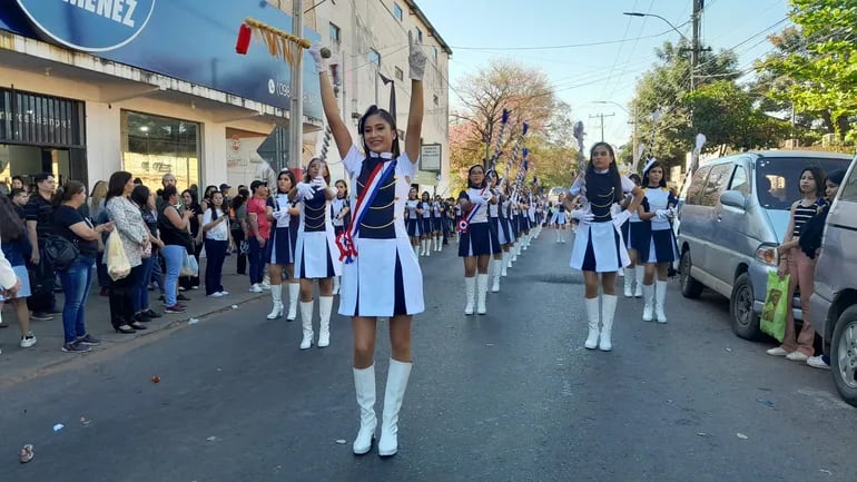 Estudiantes de diferentes instituciones educativas de Ñemby y localidades vecinas desfilaron por el 124 aniversario de la ciudad.