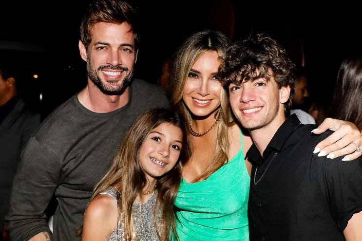 William Levy con sus hijos Kailey y Christopher y su ahora exesposa Elizabeth Gutiérrez.
