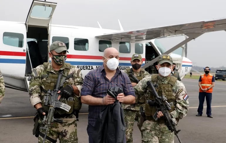 El brasileño de origen libanés Kassem Mohamad Hijazi llega al aeropuerto “Guaraní” de Minga Guazú bajo fuerte custodia para ser llevado a Asunción y guardar reclusión en la base de la Senad.