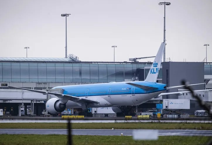 La aerolínea neerlandesa KLM ha tomado medidas de precaución para el personal que trabaja en sus vuelos desde China, lo que incluye el uso de mascarillas FFP2 y baños separados, confirmó hoy a Efe una portavoz de la compañía, mientras el gobierno neerlandés no impone restricciones a los viajeros de ese país.