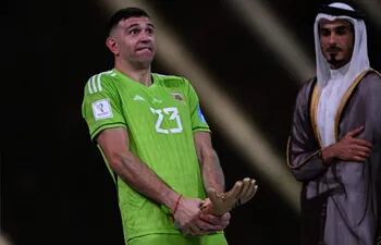 Emiliano Martínez con un gesto grosero hacia aficionados franceses tras recibir el Guante de Oro como mejor arquero del Mundial de Qatar 2022.