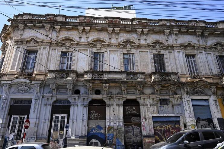 Imponente edificio histórico ubicado sobre Montevideo y Palma, en el centro de Asunción. Su estructura se cae a pedazos.