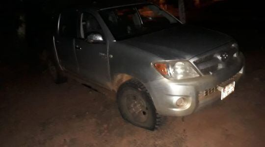 Los malvivientes abandonaron esta camioneta luego del ataque.