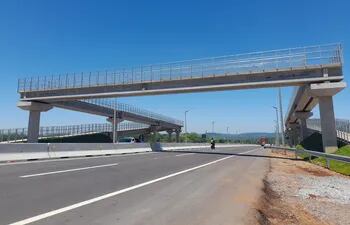 Habilitan nuevo tramo de la ruta PY02 en el Departamento de Cordillera con pasarela peatonal.