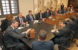 Tras la reunión del Equipo Económico Nacional con autoridades de Yacyretá, su director, Luis Benítez, dijo que están pendientes de un encuentro con el lado argentino de la EBY pero que no hay fecha definida porque están con el desacuerdo del pago de la deuda.